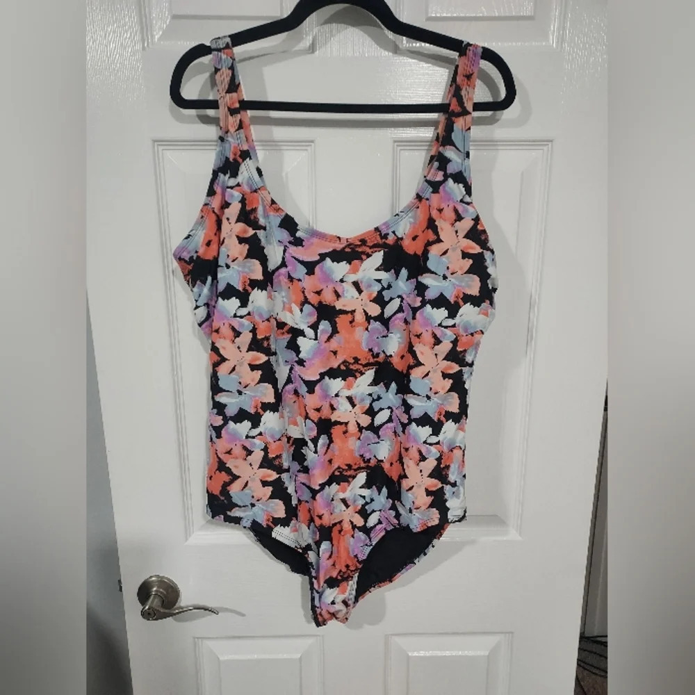 NWOT Roatan Swimwear Floral One Piece Swimsuit in Size 2X